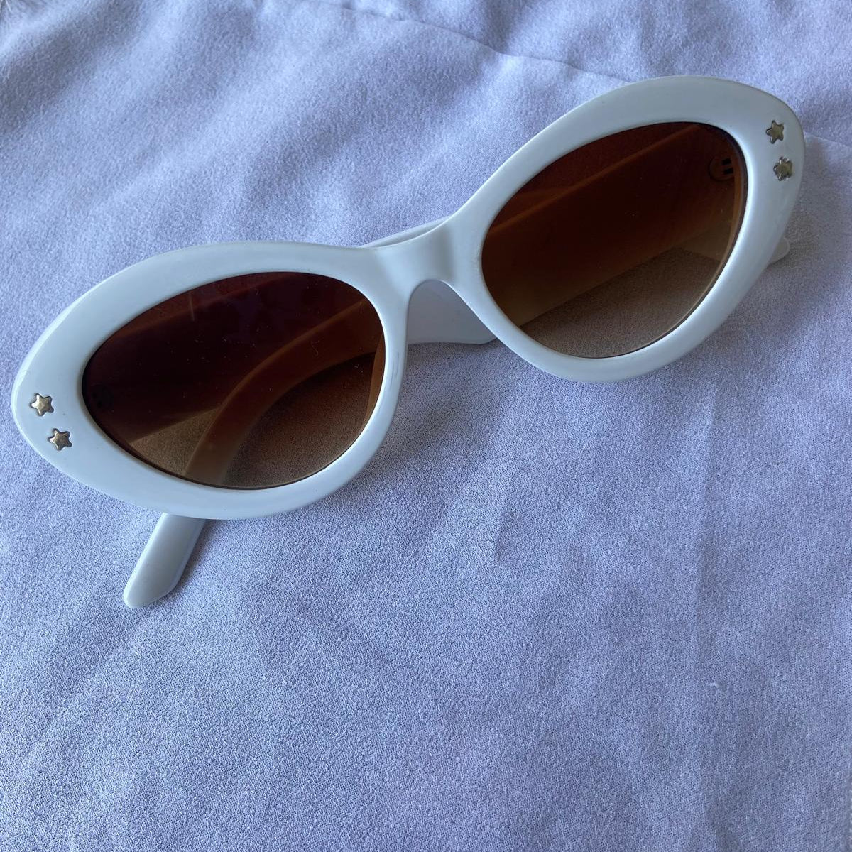 Lentes blancos retro con detalle de estrellas