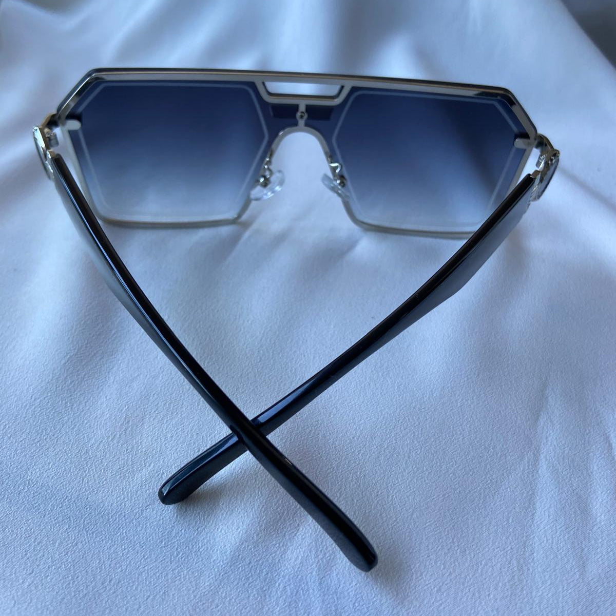 Lentes futuristas gris con detalles metálicos