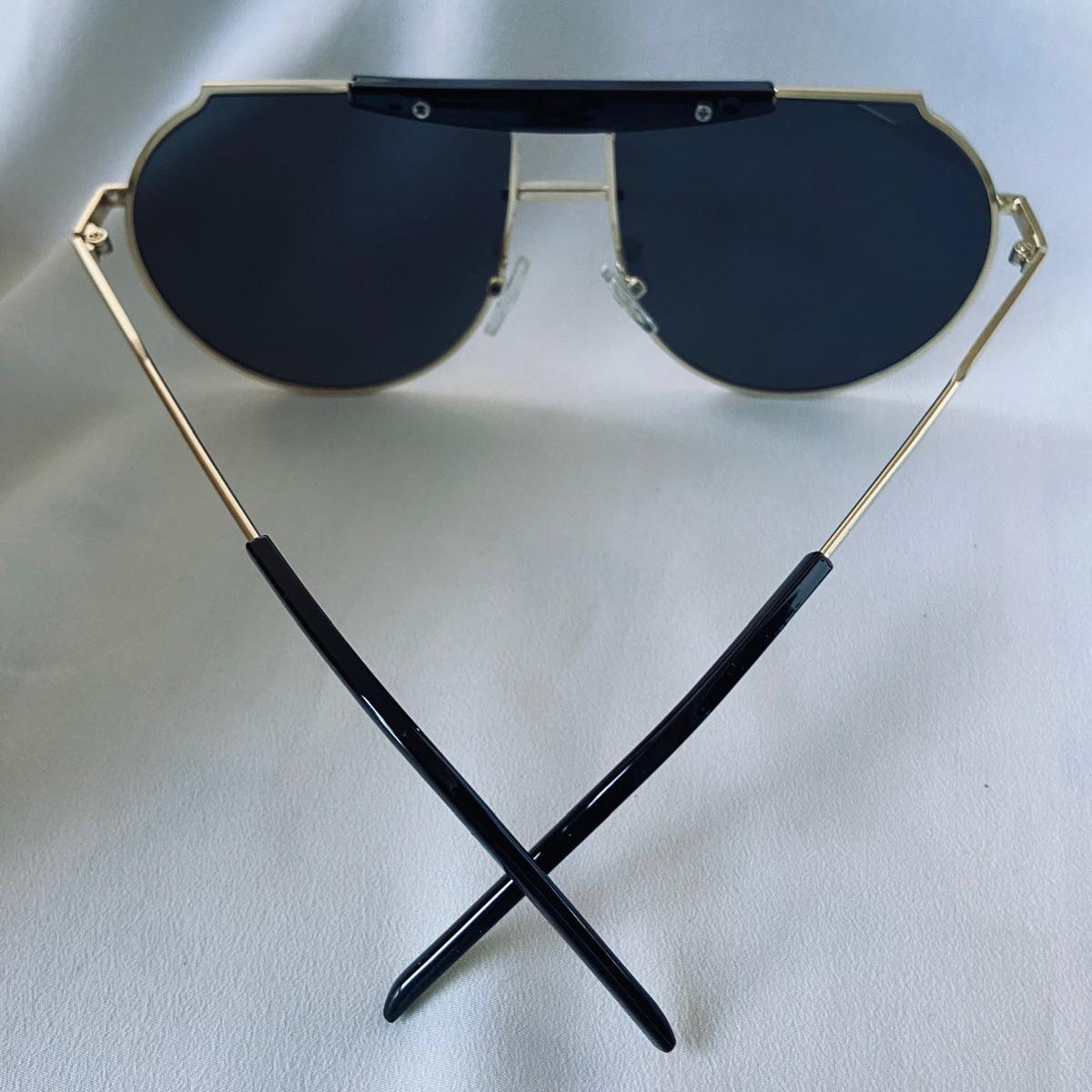 Lentes aviador dorados con detalle negro