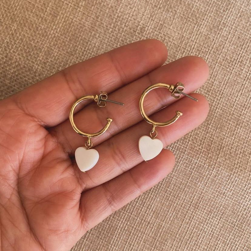 Aritos doradas con corazón