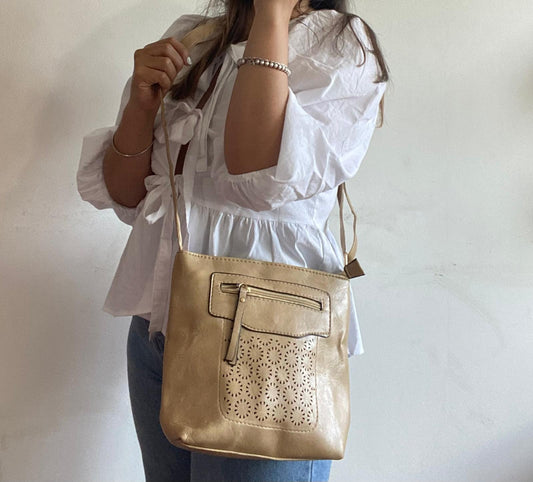 Cartera bandolera beige con diseño calado