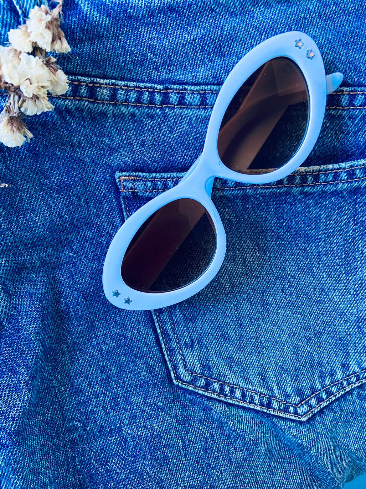 Lentes blancos retro con detalle de estrellas