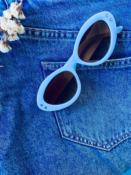 Lentes blancos retro con detalle de estrellas