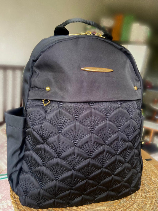Mochila Nova con detalles dorados