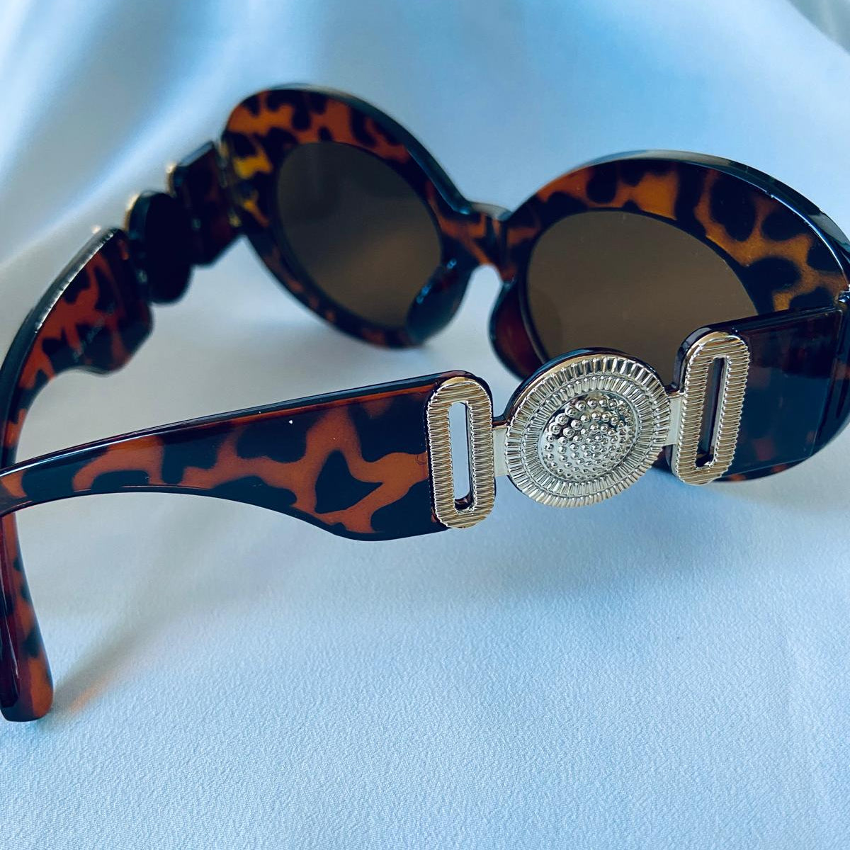 Lentes carey con detalle dorado