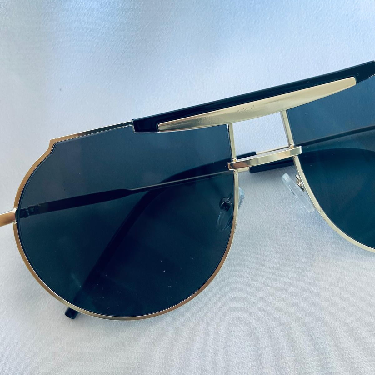 Lentes aviador dorados con detalle negro