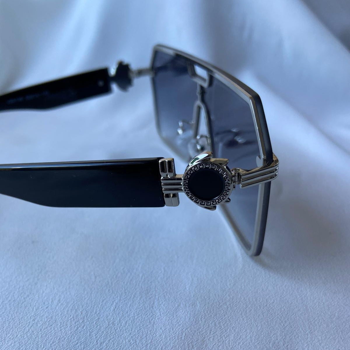 Lentes futuristas gris con detalles metálicos