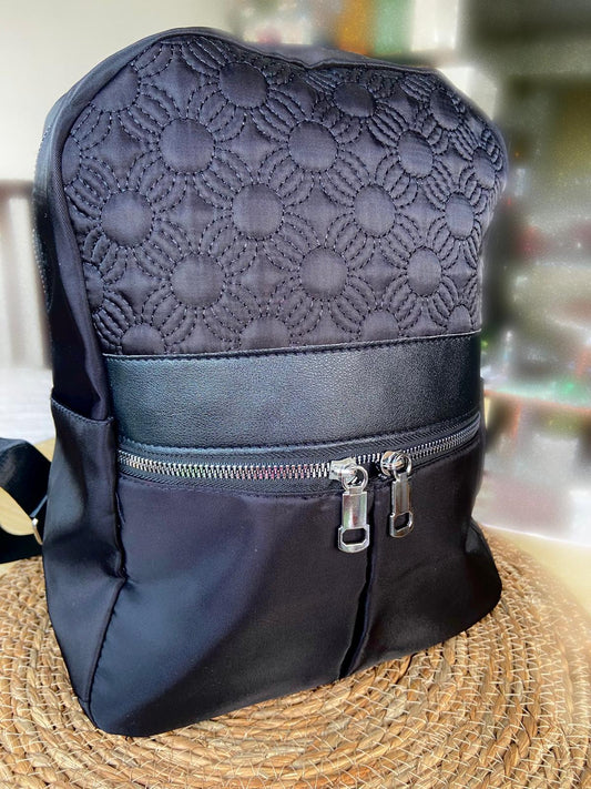 Mochila negra matelassé con cierre doble