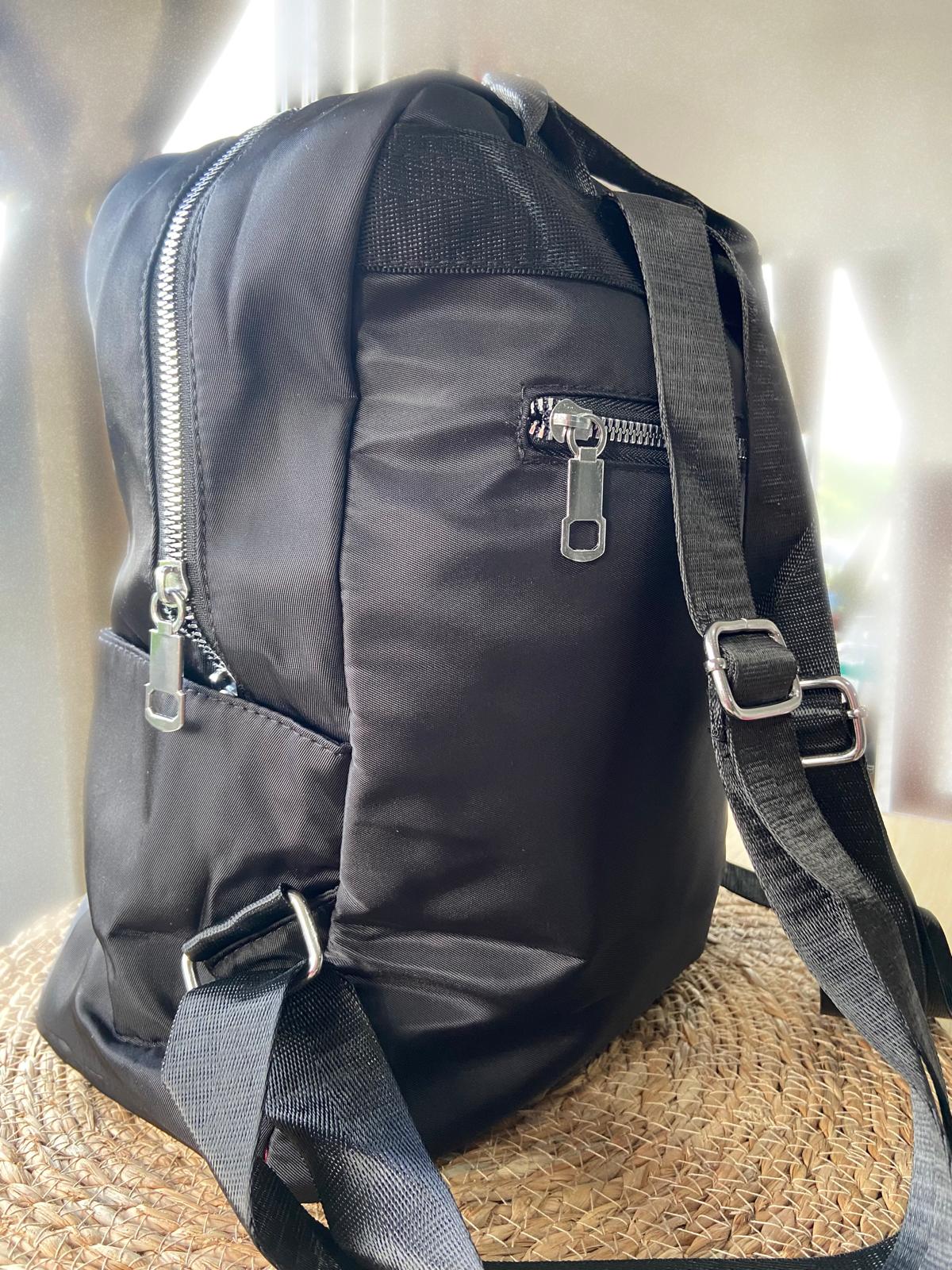 Mochila negra matelassé con cierre doble