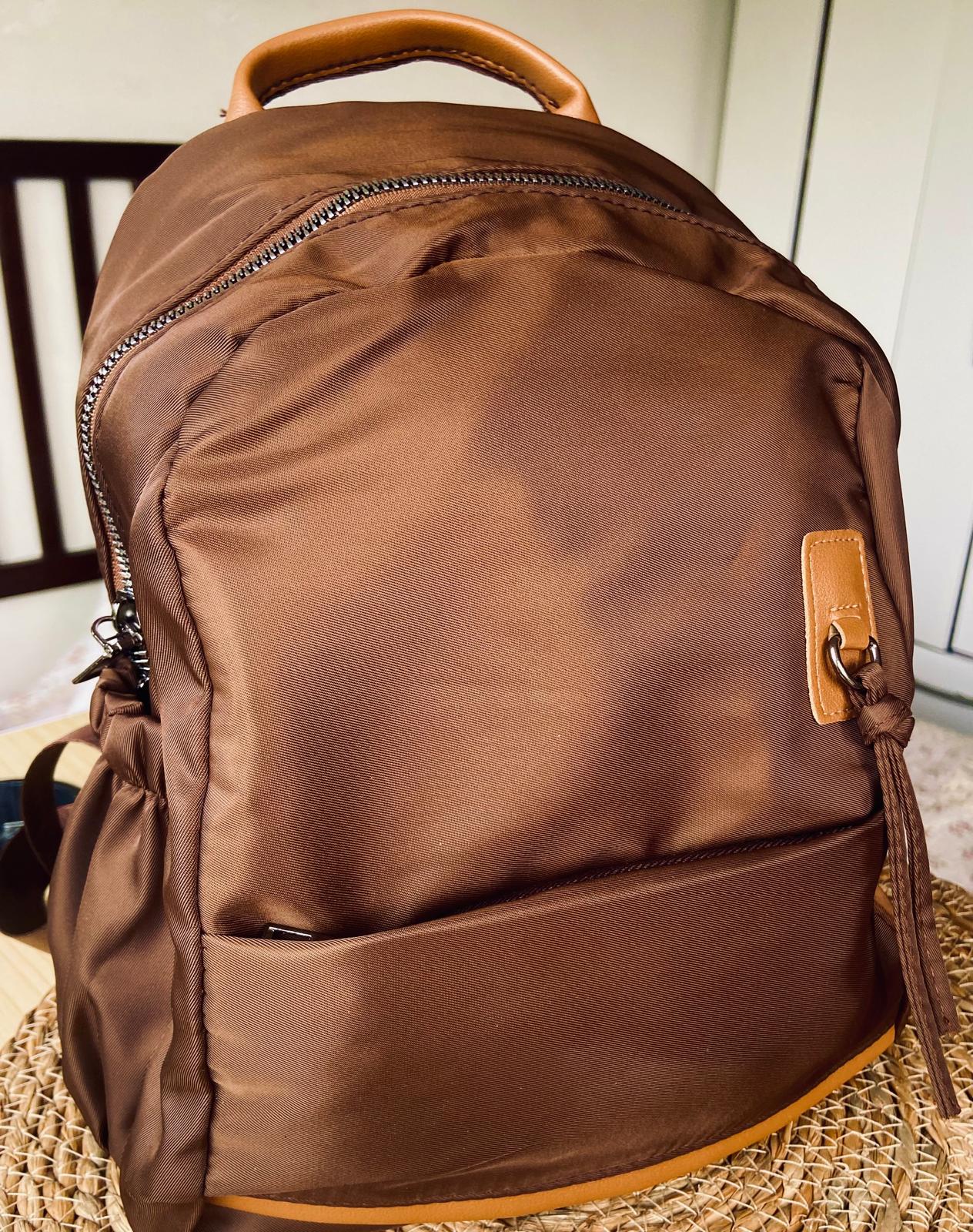 Mochila marrón con detalles en cuero