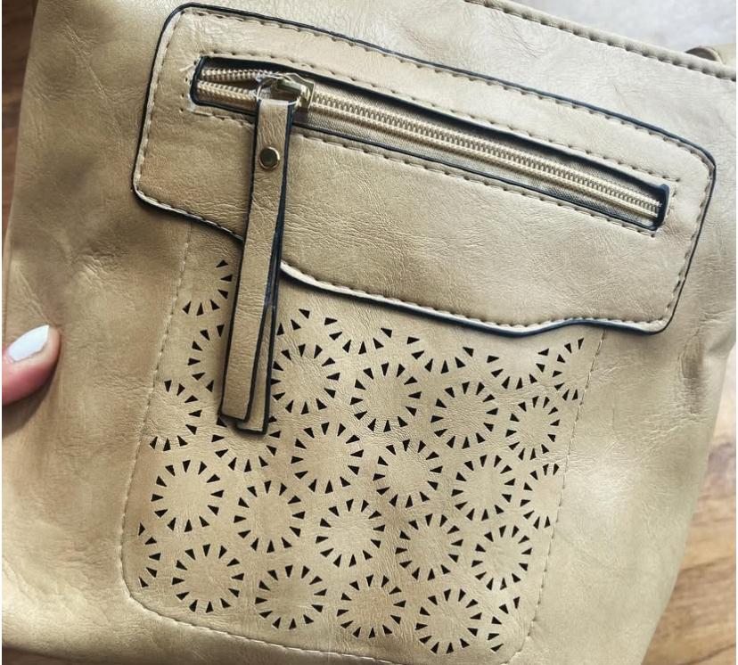 Cartera bandolera beige con diseño calado