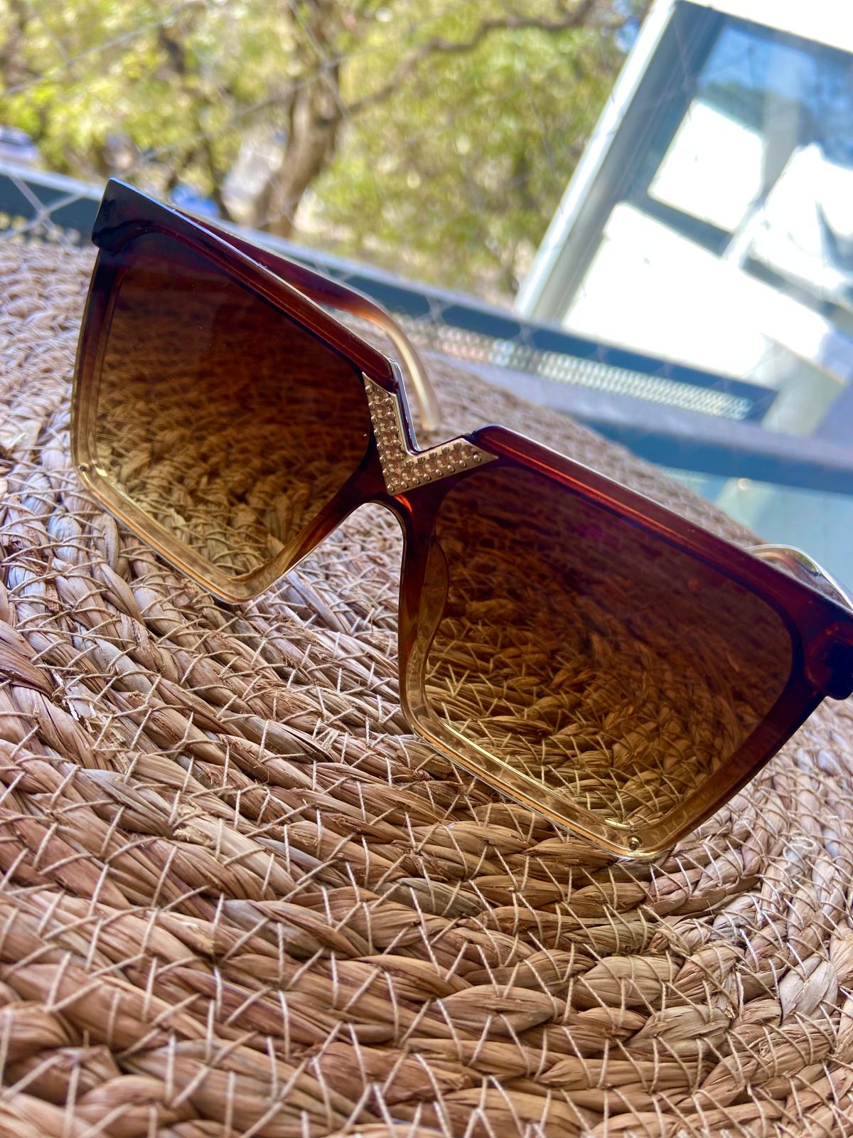 Lentes cuadrados con detalle dorado