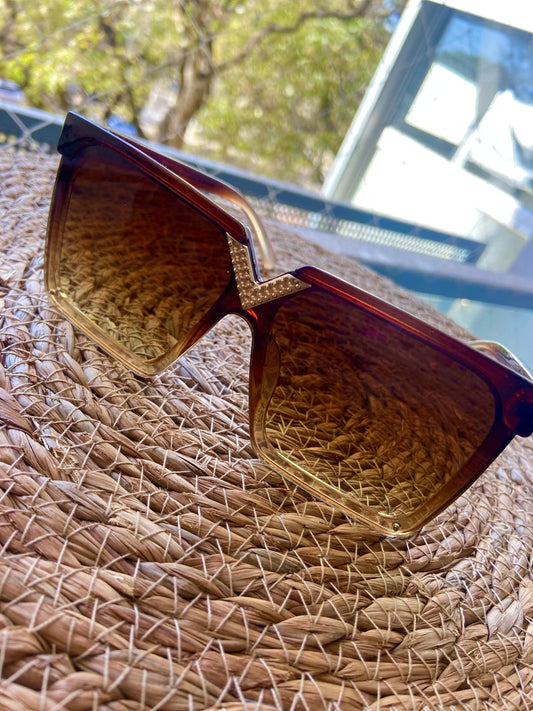 Lentes cuadrados con detalle dorado