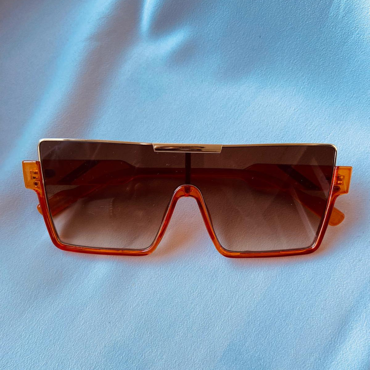 Lentes naranja con detalle dorado