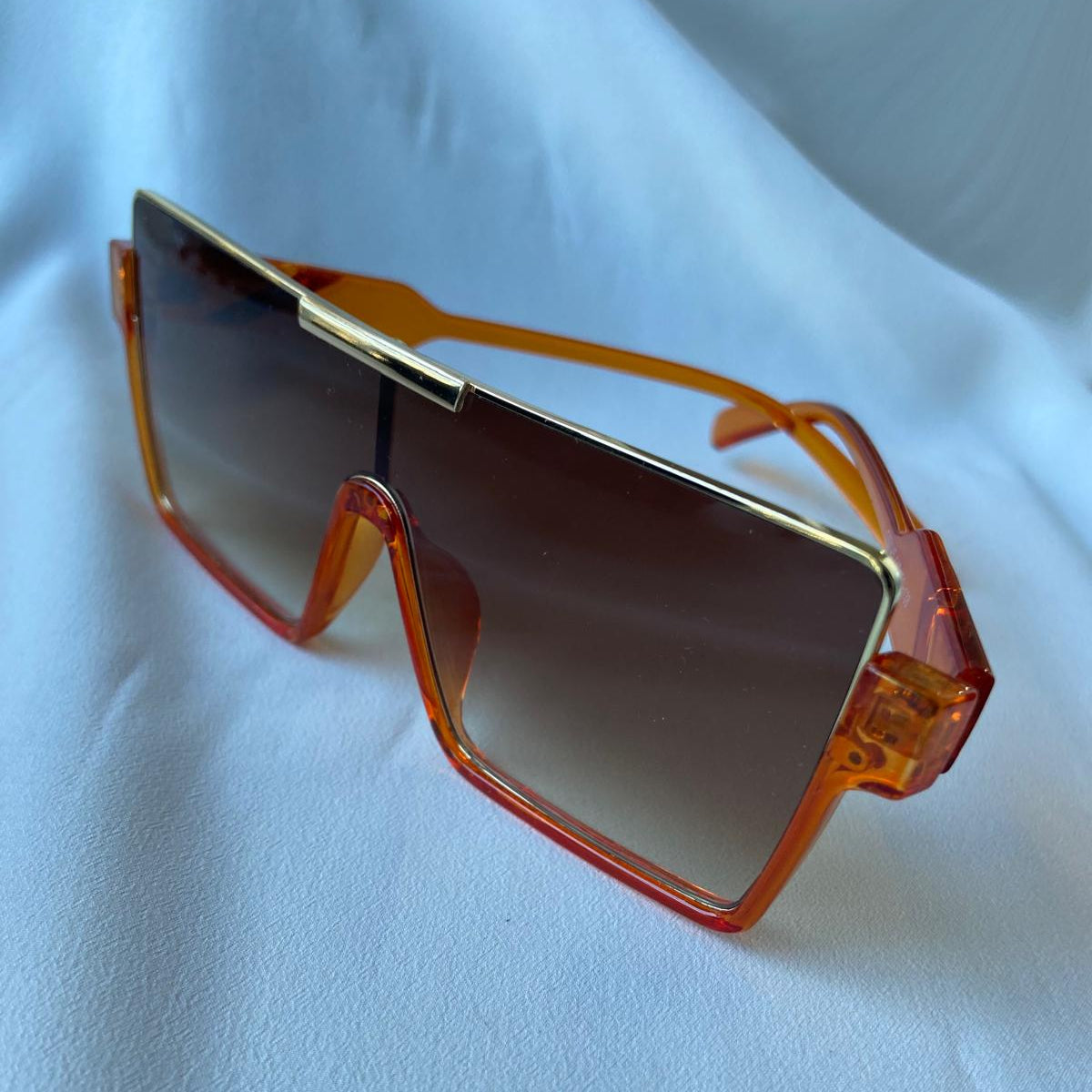 Lentes naranja con detalle dorado