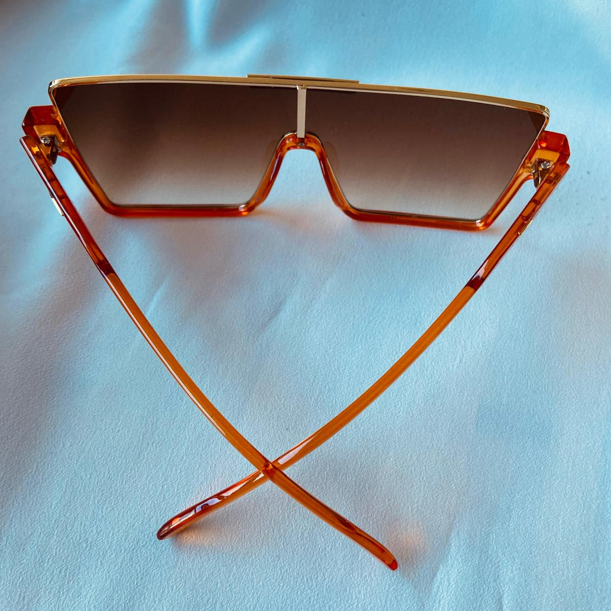 Lentes naranja con detalle dorado