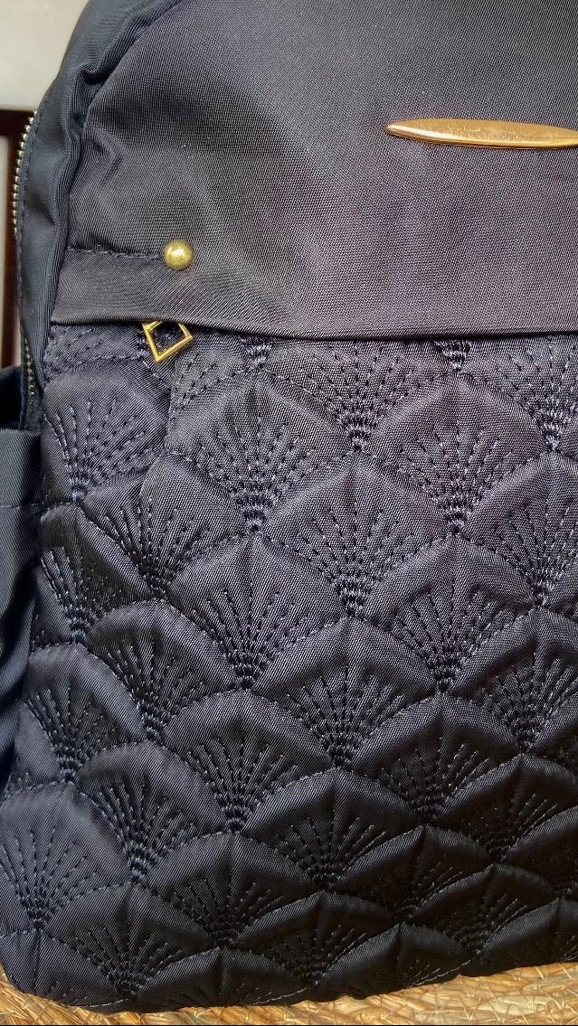Mochila Nova con detalles dorados